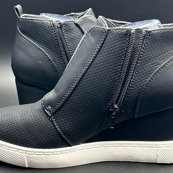 Athletic Black Sneakers EUC Size 8 1/2 - Picture 9 of 10